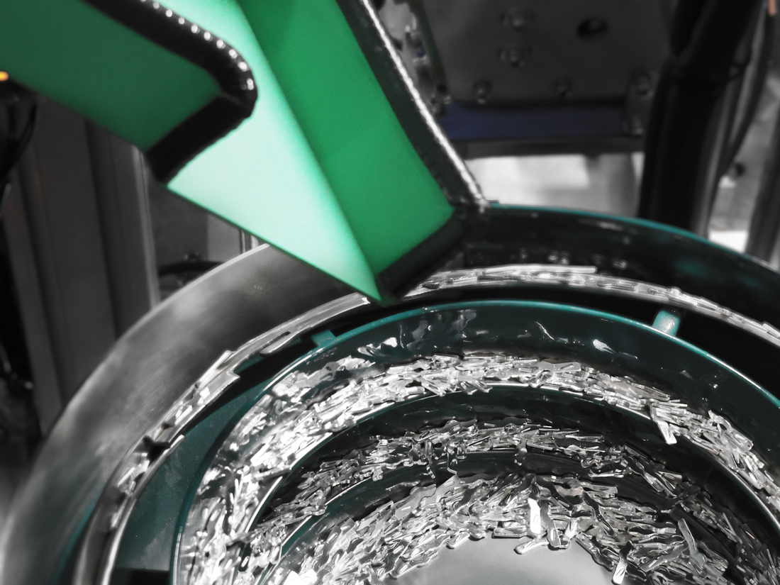 IMG_6599动触头上料