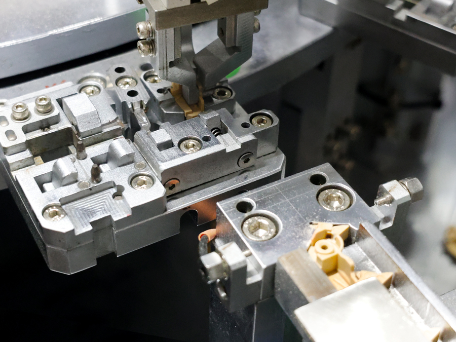 IMG_6603热铆件上料